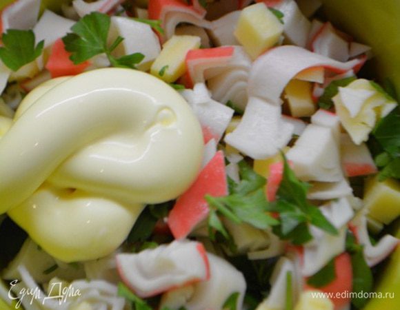 Сыр и крабовые палочки нарезать на небольшие кубики, зелень укропа (или петрушки) измельчить. Добавить ложку майонеза и перемешать.