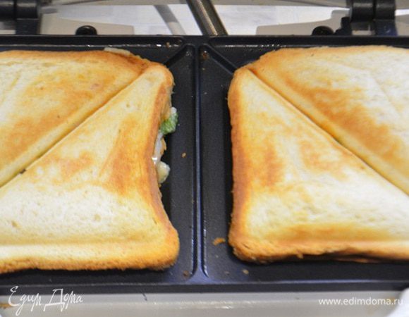 Опустить крышку и готовить около 2-5 минут. В зависимости от степени поджаривания!