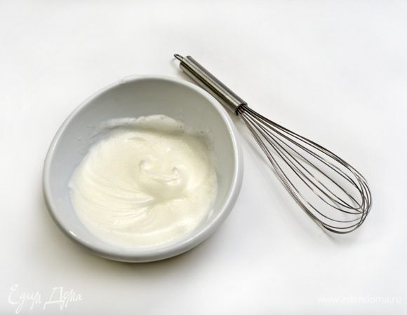 Белки взбить с солью до появления пены.
