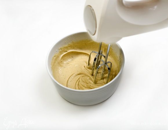 Желтки смешать с сахаром и взбивать, постепенно добавляя к ним ванильный сахар, корицу и соду. Затем добавить сливки и муку, все взбить в однородную массу.
