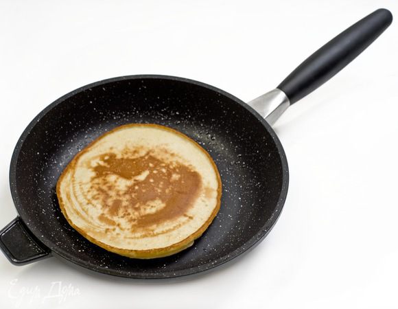 Разогретую сковороду смазать сливочным маслом и на нее небольшими порциями наливать тесто. Выпекать на среднем огне, накрывая крышкой, изредка смазывая сковороду маслом.
