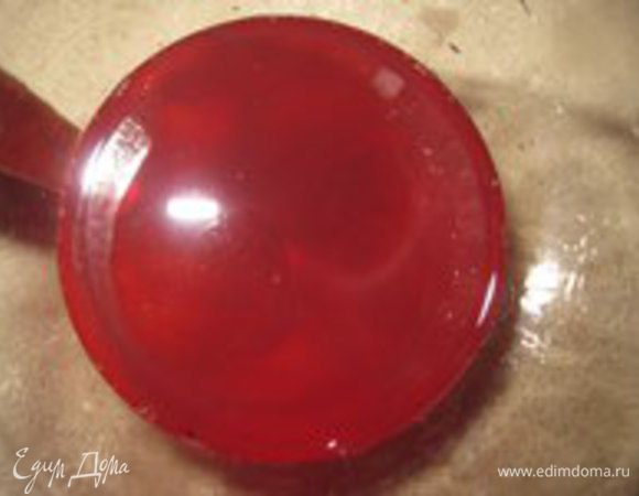 В кувшин положить фрукты и залить горячим чаем.