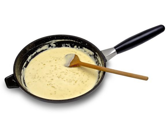 Нарезать лук и обжарить его на сливочном масле до прозрачности. К обжаренному луку добавить муку, сметану, сливки, соль и перец. Все перемешать до однородного состояния и потушить в течении 1 минуты.
