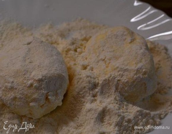 В миске смешать сухой творог, манную крупу без горки, ванилин и яйцо. Тщательно вымесить.