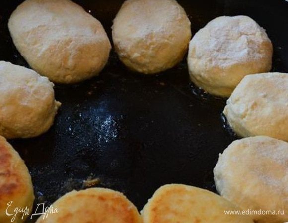 Сформировать сырники мокрыми руками, обвалять в муке. Обжарить сырники с двух сторон на раскаленной сковороде с небольшим количеством постного масла.