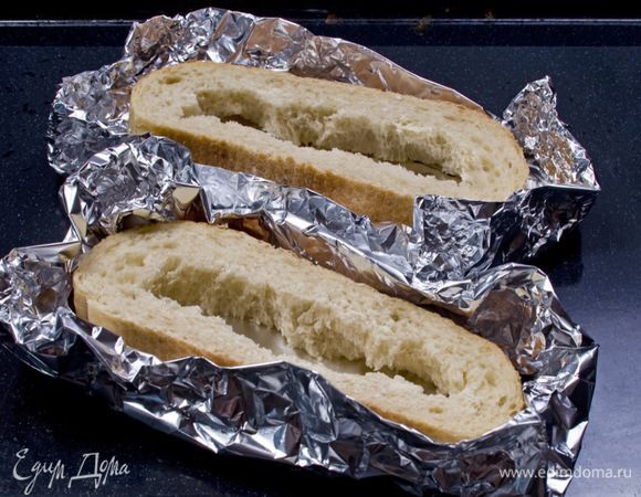 Духовку предварительно разогреть до 200°C. Из двух ломтиков чиабатты удалить мякоть, выложить каждый на фольгу и сделать вокруг бортик высотой 5-10 мм.