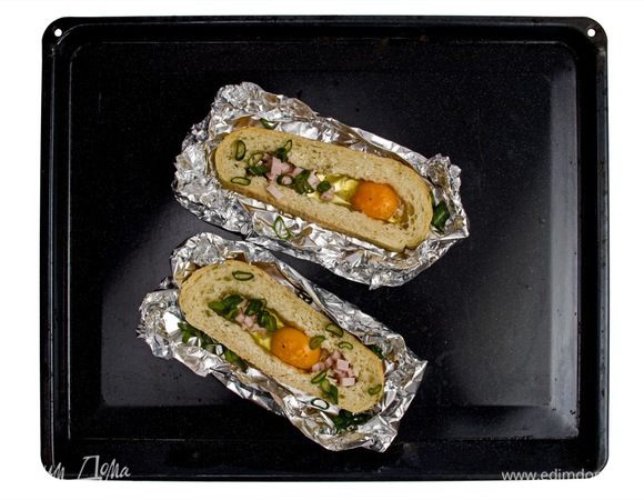 Сверху выложить мелко нарезанные грудинку и зеленый лук. Посолить и поперчить.