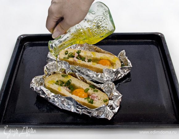 Смазать края хлеба оливковым маслом и отправить в духовку на 15 минут.