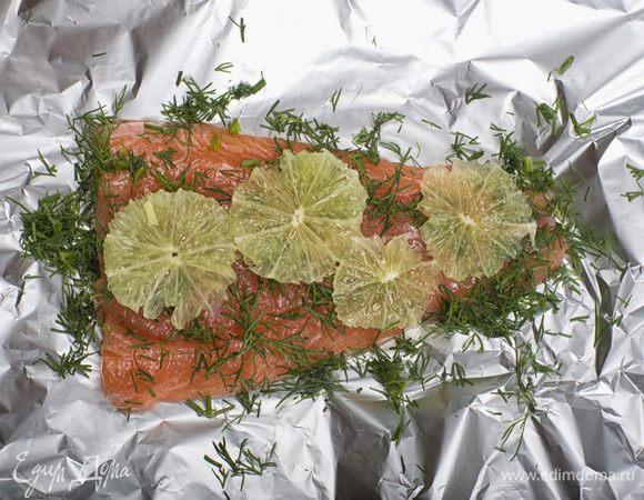 Филе лосося нарезать на порционные куски, посолить и полить соком 2/3 лайма. Поставить на 20 минут в холодильник. Выложить куски рыбы на фольгу, посыпать укропом. Лайм очистить, нарезать кружочками и выложить на филе рыбы. Сверху все сбрызнуть оливковым маслом, накрыть фольгой и поставить в разогретую до 180°C духовку на 15-20 минут.
