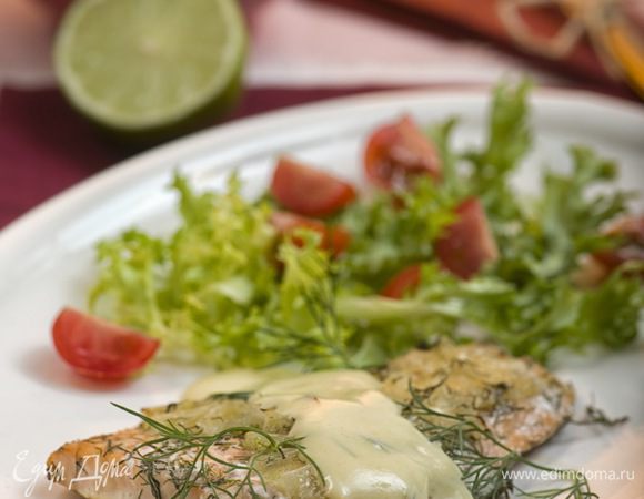 Подавать рыбу с листьями салата и помидорами, полив приготовленным соусом. Приятного аппетита!