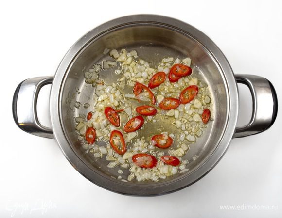 Лук, чеснок и перец чили обжарить на оливковом масле.
