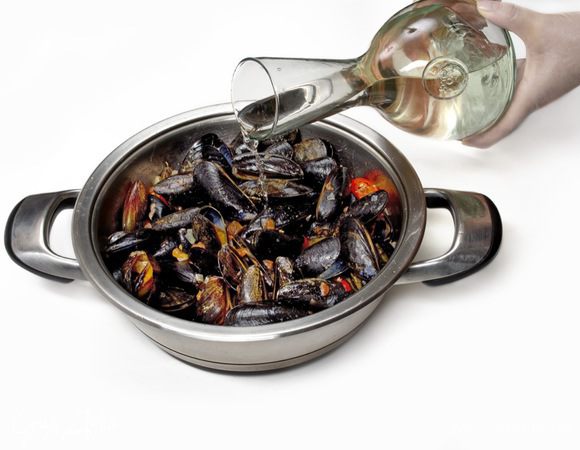 Затем положить мидии, влить вино, посолить, поперчить и закрыть крышкой. Готовить еще 10 минут. За минуту до окончания готовки добавить мелко порубленную петрушку.



