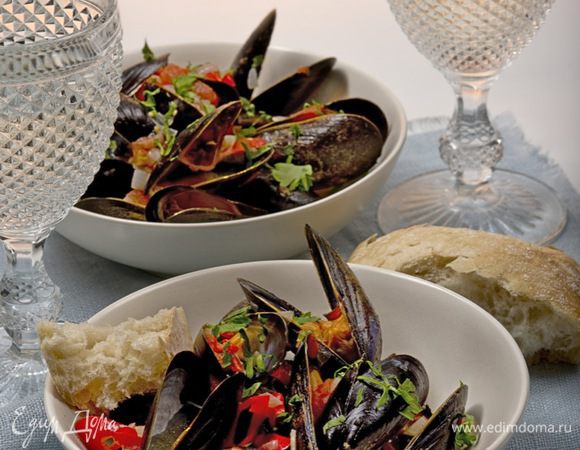 Подавать в супнице или глубокой тарелке, полив полученным при готовке соусом. Приятного аппетита!