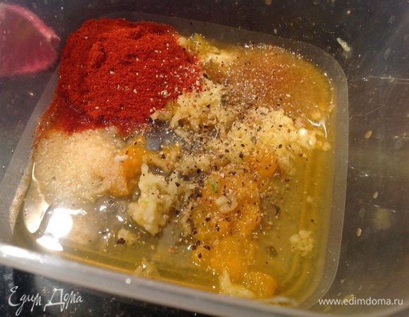 Духовку разогрейте до 200С. 
Выдавите сок мандаринов, имбирь (кусочек 2см) очистите и натрите на мелкую тёрку, чеснок выдавите прессом. Смешайте с сахаром, солью, перцем, паприкой... должна получится однородная кашица.