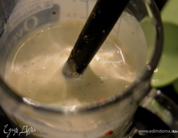 Приготовим заправку, смешав все в емкости. Зелень мелко порубить.