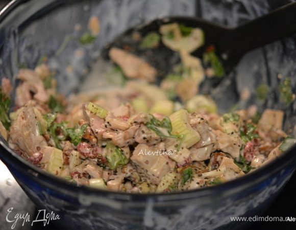 Перемешать заправку и салат.