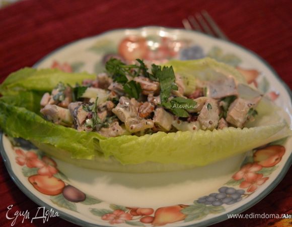 Подаем салат на листьях романо салата. Приятного аппетита.