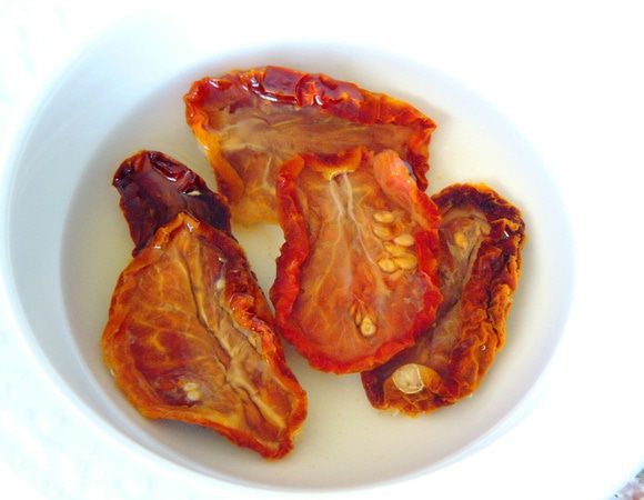 Вяленые помидоры, если они у вас в сухом виде, как у меня, залить на 3 минуты кипятком для размягчения.