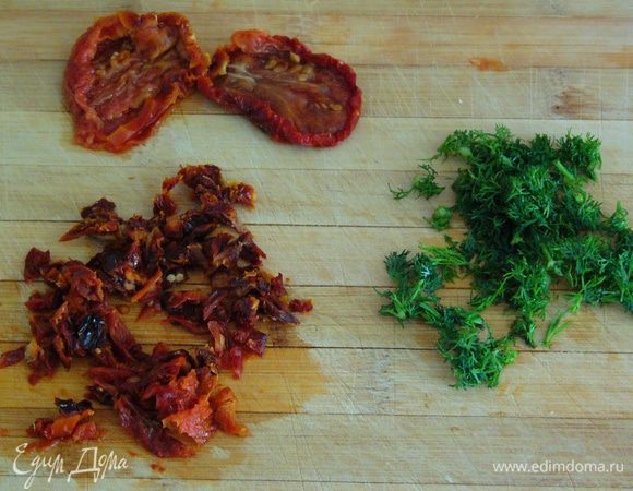 Обсушить помидоры и 2-3 штуки мелко нарезать. Укроп измельчить. Подготовить крошку из грецких орехов.