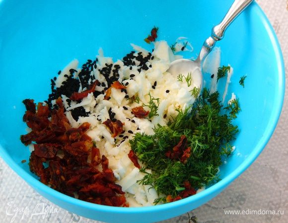 Сыры можно подобрать по собственному вкусу: твердый и жирный + мягкий и легкий, чтобы они при смешивании образовывали вязкую массу, из которой удобно лепить. Разминаем их в мисочке вилкой. Добавляем измельченные помидоры, укроп, орехи. Я указала в ингредиентах черный кунжут, но я добавляла чернушку, ее нет в списке, примерно 1 чайную ложку. Можно добавить обычный кунжут, мак, чеснок.