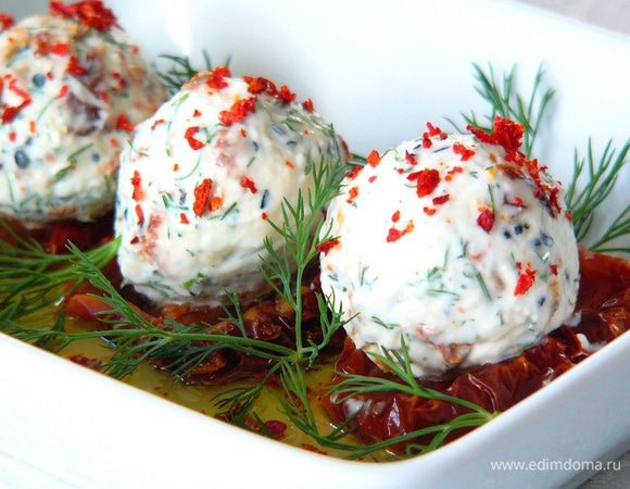 Сырно-творожную массу хорошо вымешиваем и, смочив руки, формируем небольшие шарики. В неглубокую тарелку выкладываем помидоры, на каждую дольку — сырный шарик. Поливаем оливковым маслом и посыпаем хлопьями красного перца (по желанию). Подаем к столу и угощаем домашних!