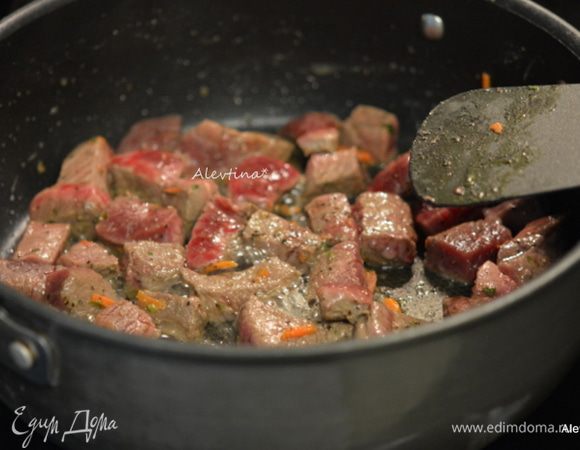 Говядина шейная часть порезать кубиками. Посолить и поперчить и обжарить на разогретом масле со всех сторон. Снять со сковороды.