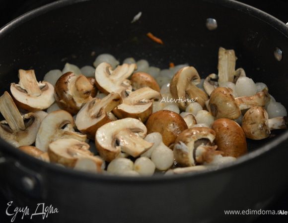 На этой же сковороде обжарить луковицы среднего размера, тонко порезанные. Грибы очищенные и порезанные на части.