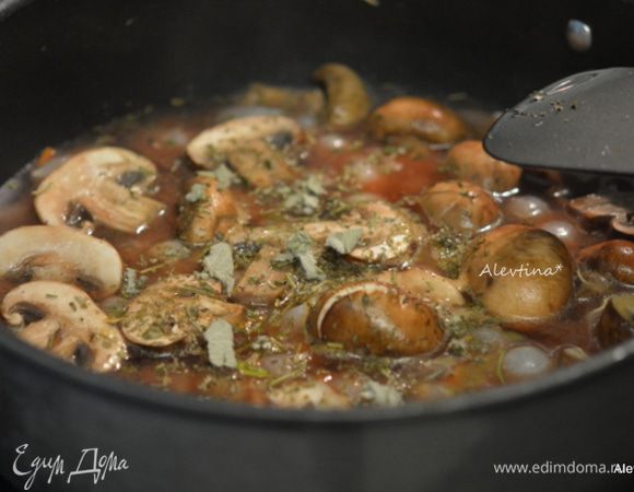 Добавим чеснок порезанный мелко. Готовим 1 минуту. Добавим бульон, бренди, томатную пасту, вино и сушеные специи.