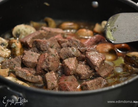 Вернем говядину, довести до кипения. Закрыть крышкой и тушить на медленном огне 1 час.