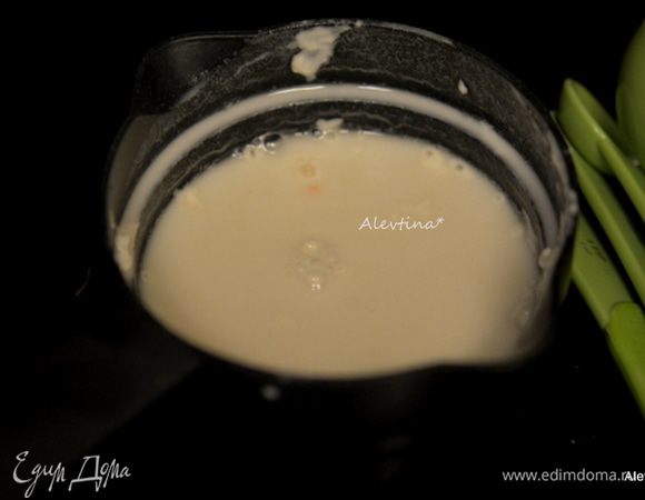 Смешать муку с холодной водой. Добавить в говядину и тушить еще 30 минут помешивая.