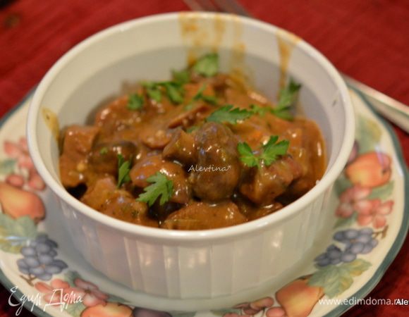 Подаем с картофельным пюре, например. Украсим зеленью. 
Приятного аппетита.