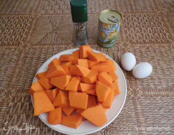 Тыкву очистить от кожуры и семян и нарезать на кусочки среднего размера.