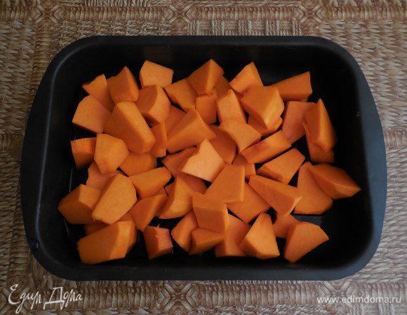 Нарезанную тыкву выложить в форму для запекания и налить немного воды. Накрыть форму фольгой и запекать при 180С примерно 40 минут. Через 40 минут проверить готовность. Если тыква еще жесткая, оставить в духовке еще на 10 минут.