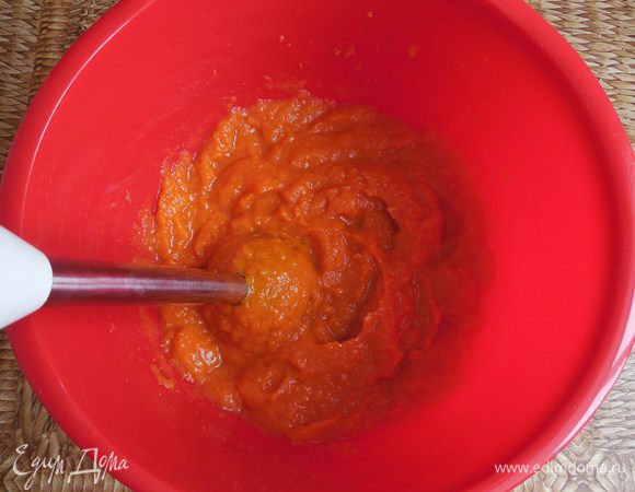 Готовую тыкву немного остудить и измельчить погружным блендером.