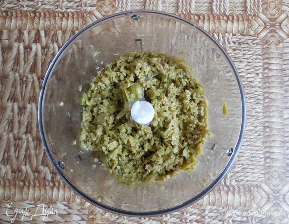 Примерно столовую ложку оливок или немного больше отложить для украшения. Остальные оливки измельчить в блендере.