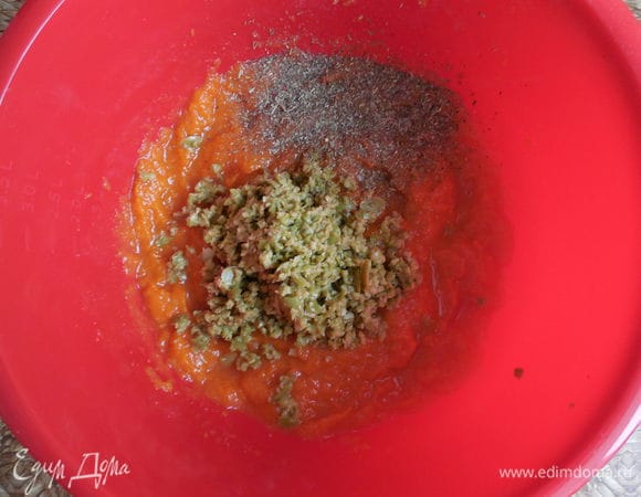 Добавить итальянские травы и измельченные оливки к тыкве. Взбить смесь блендером.