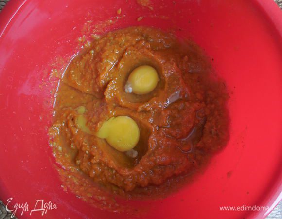 Добавить к тыкве 2 яйца и взбить венчиком или миксером.