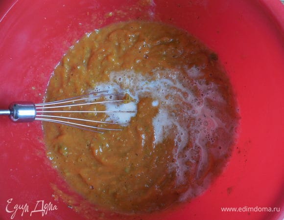 Влить в смесь молоко и еще раз взбить.