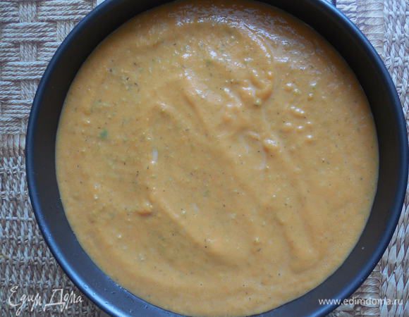 Вылить смесь в смазанную маслом форму для запекания. Можно суфле запекать сразу в порционных керамических формочках, так при подаче оно будет выглядеть более эффектно. Форму поставить в больший по объему глубокий противень и налить в него немного воды (ее должно быть примерно 1/3 от высоты формы с суфле). Выпекать при 180С 40 минут. 