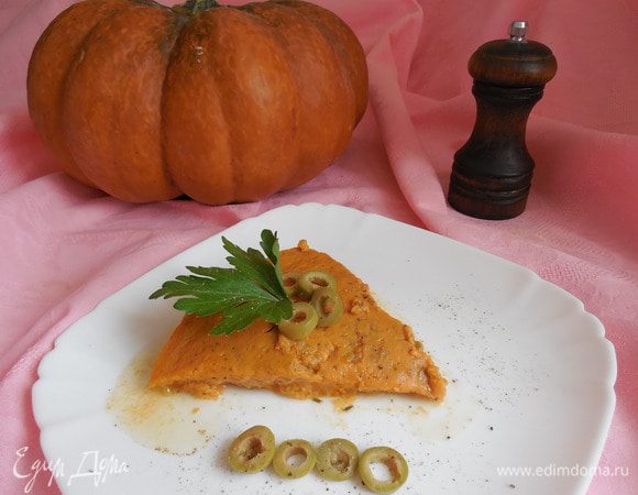 Немного остывшее суфле разрезать и разложить по тарелкам. Суфле получается очень нежное и даже после того как остынет не очень хорошо сохраняет форму. Для эффектной подачи можно выложить суфле на тарелки при помощи сервировочного кольца. По желанию украсить оливками и зеленью. Приятного аппетита!