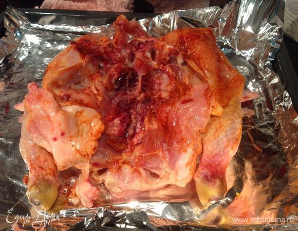 Курочку разрежьте вдоль грудки, и откройте, натрите полученной смесью, переверните.