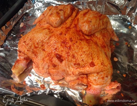 С этой стороны тоже хорошо натрите, выложите на противень и готовьте в духовке 1 час 20 минут, регулярно поливая курочку, выделившимся соком. Возможно, понадобится немного дольше времени, зависит от размеров курицы, у меня была 1,4 кг. Готовность проверьте, проколов курицу вилкой, сок должен быть прозрачный, без крови.