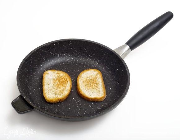 Ломтики хлеба для сэндвичей обжарить на разогретой сковороде (без масла).

