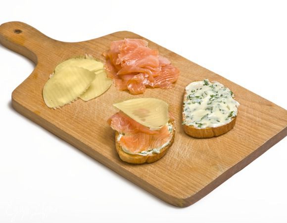Ломтики хлеба смазать сырной смесью. На один из них сверху выложить лосось и тонкий ломтик пармезана, после накрыть вторым ломтиком хлеба, намазанной частью на сыр.
