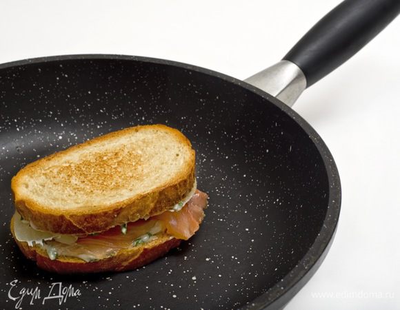 Затем на 2 минуты отправить на разогретую сковороду (либо поместить под гриль).