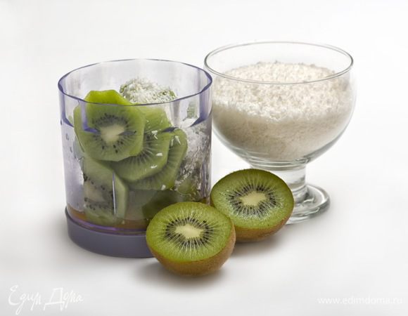 Киви очистить от кожицы и нарезать небольшими кружочками. Затем поместить в чашу блендера, добавить кокосовую стружку и мед.
