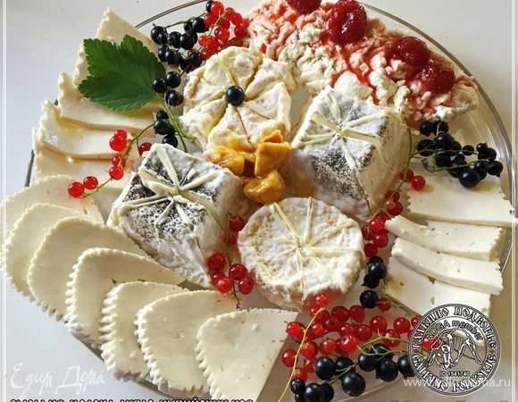 Попробую теперь рассказать про все эти «термокоагуляции лактоальбумина», как это происходит на практике. Вот такая сырная, что называется, тарелка. Все, что вы видите на ней — сделано, ну или выращено своими руками, можно сказать. Это козы. Англо—нубийская порода. Не буду говорить о…, но вот молоко у них действительно уникальное. Удивительное и по своим вкусовым, и по, ну скажем так, физическим свойствам. Впрочем, кому надо, тот информацию найдет и прочтет.