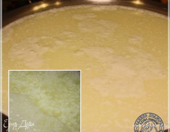 И доводим сыворотку до состояния начала закипания. До первых, так сказать, булек. Замечу, можно добавить, например, уксус, как итальянцы и те, кто к ним ближе. А на Кавказе, например, в сыворотку не добавляют ничего. Просто доводят до начала кипения и поддерживая ее в этом состоянии добиваются створаживания. Вернее, сворачивания остаточного белка. Но и рикотта будет кислее. И, как мне кажется, увеличится и количество искомого продукта. Мы этого не делаем. В молоке наших коз содержание белка очень высокое и в сыворотке довольно много этого самого остаточного, так что просто, как было сказано выше — «…доводим сыворотку до состояния начала закипания…»