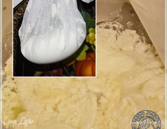 Хлопья эти выкладываем в мешочек, который потом подвешиваем, чтобы значит излишняя жидкость стекла.