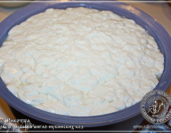 Вот она. Практически уже совсем готовая рикотта. Выложите в дуршлаг, и уберите в холодильник. Чтобы избавиться от влаги окончательно и конечно охладить.